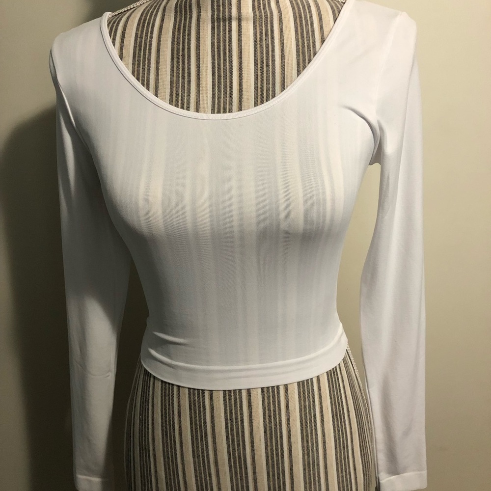 White one size fits all crop with long sleeves